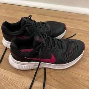 Nike woman’s shoe size 8